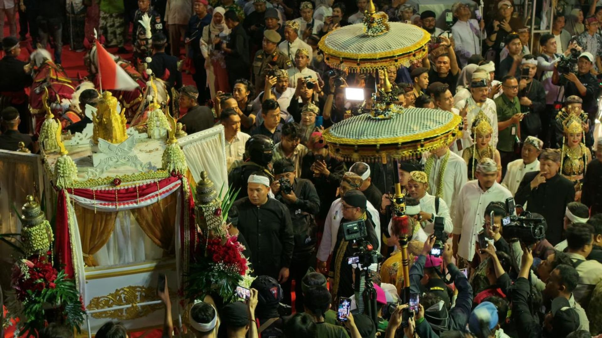 Kirab Mahkota Binokasih Teguhkan Cirebon sebagai Kota Budaya dan Pluralisme