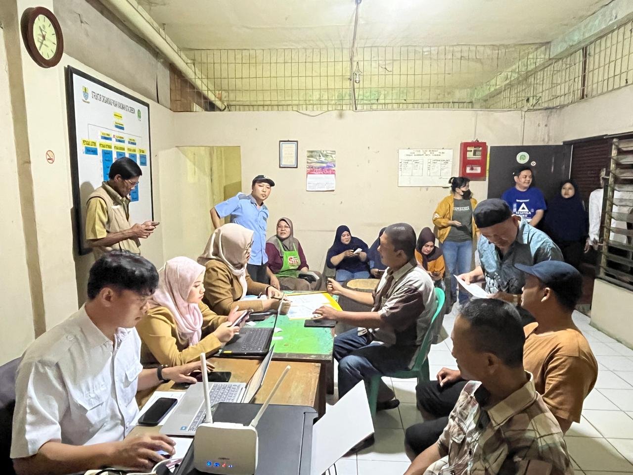 DPMPTSP Kota Cirebon Laksanakan Pendampingan Pembuatan Nomor Induk Berusaha (NIB) bagi Pedagang Pasar Tradisional