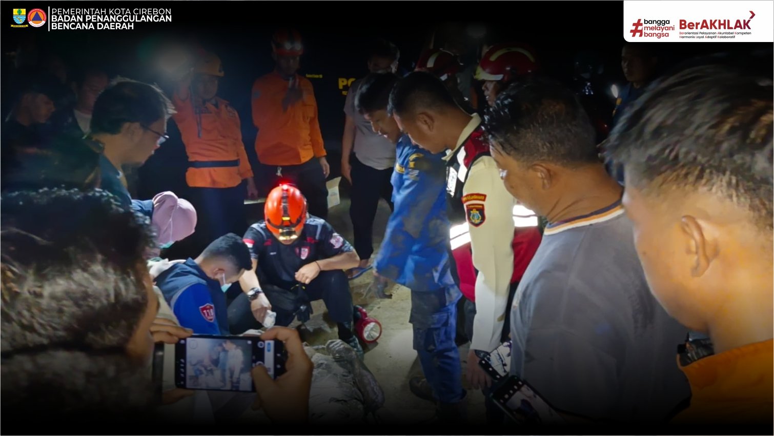 PRIA TANPA IDENTITAS TERJEBAK LUMPUR DI PANTAI KEJAWANAN, BERHASIL DI EVAKUASI TIM GABUNGAN
