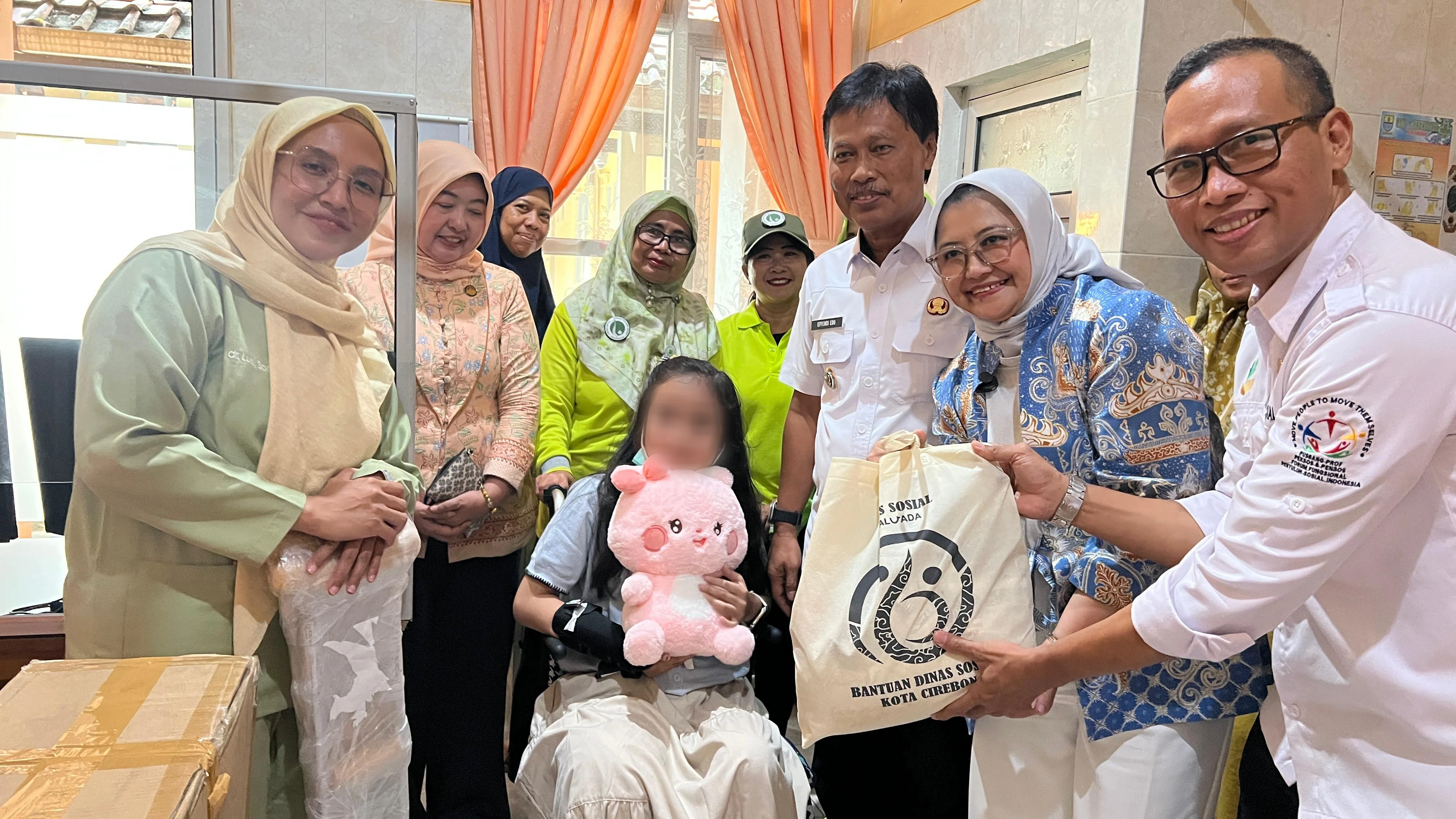 Pemkot Cirebon dan PERWATUSI Salurkan Santunan untuk Pasien Lovanya