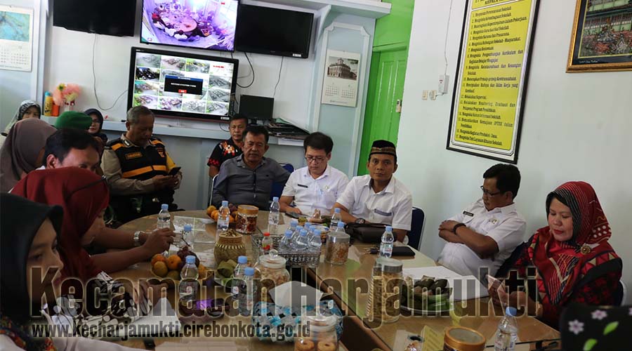 Tim Penilai TP UKS Jawa Barat Melakukan Pembinaan UKS SMPN 7 Kota Cirebon
