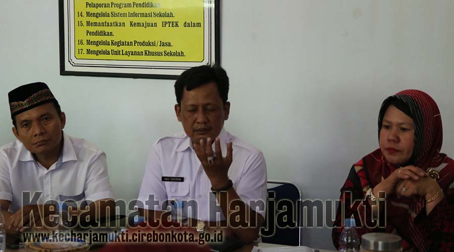 Tim Penilai TP UKS Jawa Barat Melakukan Pembinaan UKS SMPN 7 Kota Cirebon