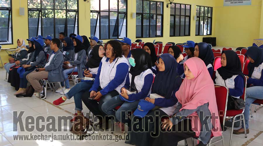 Serah Terima Peserta KKN-PKM Universitas Swadaya Gunung Jati di Aula Kecamatan Harjamukti
