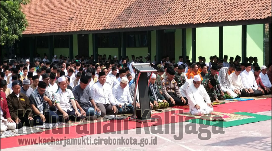 Lurah Kalijaga Hadiri Sholat Istisqo Berjamaah Di MTS Negeri 2 Kota Cirebon
